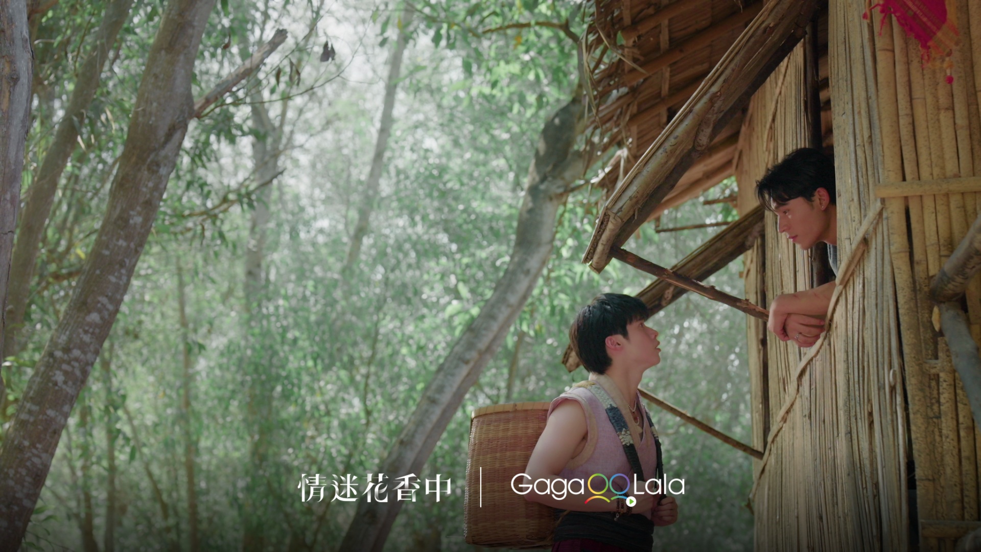 為了拯救瀕臨破產的公司，（右）Phummarak 盯上傳說中的存在，綁架「花之族」的絕美少年（左）Gaysorn。